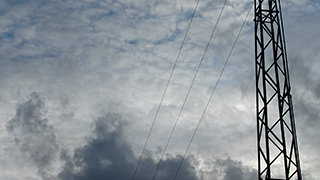 三级负荷宜设置非集中控制应急照明箱到灯具否要设通信线?自带蓄电池时控制箱到各灯具电源是直还是交流？