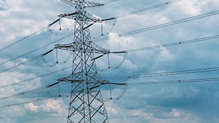 每台应急照明控制器直接控制的设备总数不大于多少个?