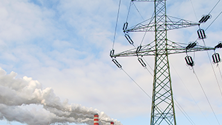 对于EPS集中供电的消防应急照明系统，安装在末端的灯具有何要求？